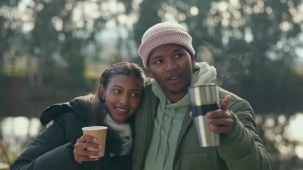 Camping Café Câlins Couple Dans Conversation Pour Collage Temps Qualité — Video