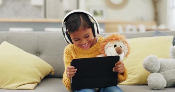 Мбаппе Наушники Счастливая Девочка Ребенок Обучение Дому Прослушивание Трансляций Аудио — стоковое видео