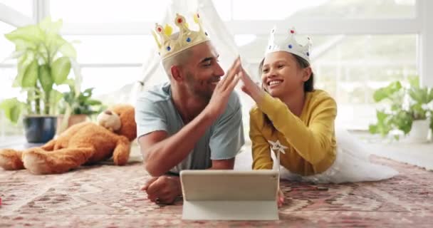 Tablet Fantasy Father Daughter High Five Motivation Support Floor Bedroom — Stock Video