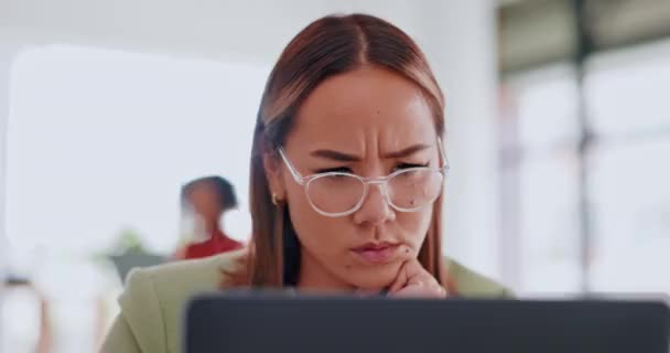 Vážná Žena Počítači Přemýšlí Nápadech Nebo Plánování Kancelářských Pracovních Prostorech — Stock video