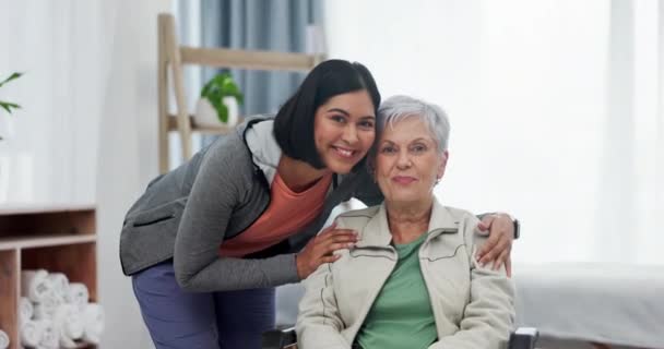 幸福的妇女 病人和老年人护理志愿者在老年之家寻求支持 信任或理疗 退休老年残疾人的护士 体格或护理人员拥抱老年人的画像 — 图库视频影像