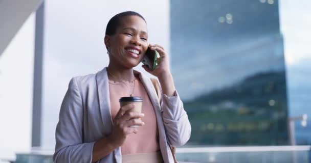Zakelijke Vrouw Telefoongesprek Koffie Door Kantoorraam Voor Communicatie Netwerken Onderhandeling — Stockvideo