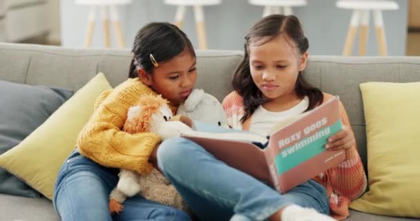 Hermanas Juntas Leyendo Libro Sobre Sofá Para Educación Conocimiento Con — Vídeo de stock