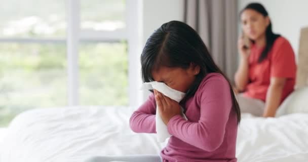 Χαρτί Άρρωστος Και Παιδί Φτέρνισμα Στο Σπίτι Υπνοδωμάτιο Αλλεργία Covid — Αρχείο Βίντεο