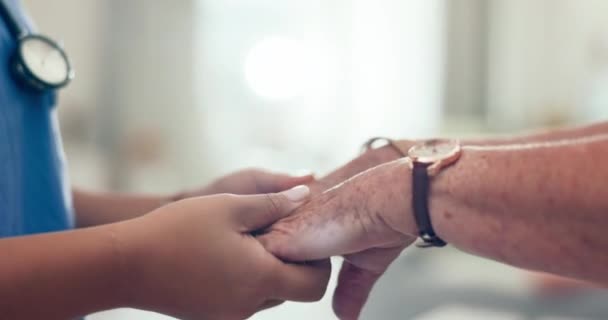 Enfermeira Mãos Dadas Paciente Idoso Com Cuidador Apoio Casa Repouso — Vídeo de Stock