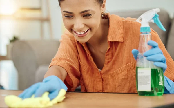 Spray Vrouw Glimlach Voor Het Schoonmaken Van Tafel Meubels Huishoudelijke — Stockfoto