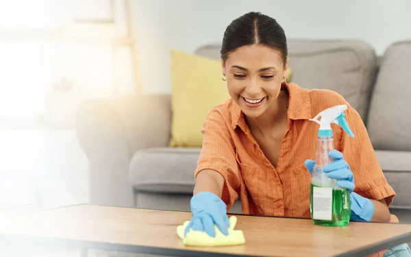 Spray Vrouw Glimlach Voor Het Schoonmaken Van Tafel Meubels Huishoudelijke — Stockfoto