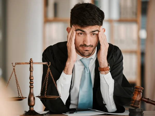Richter Mann Stress Kopfschmerzen Und Büro Für Denken Lösung Oder — Stockfoto