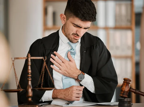 Anwalt Brustschmerzen Und Büro Mit Stress Müdigkeit Oder Burnout Wegen — Stockfoto