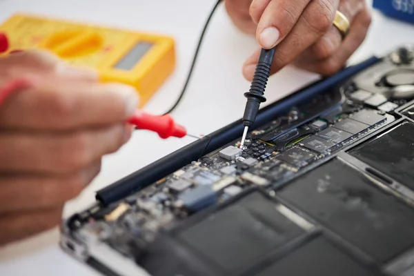 手和电路板与微晶片 工程和维修特写 Hardware Electrical Person Working Maintenance Problem Solving Cpu — 图库照片