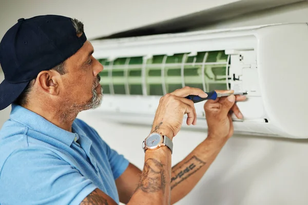 Eletricista Manutenção Condicionado Com Homem Chave Fenda Para Reparação Ventilação — Fotografia de Stock