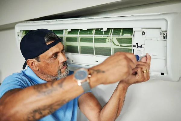 Eletricista Ferramentas Condicionado Com Homem Chave Fenda Para Manutenção Ventilação — Fotografia de Stock
