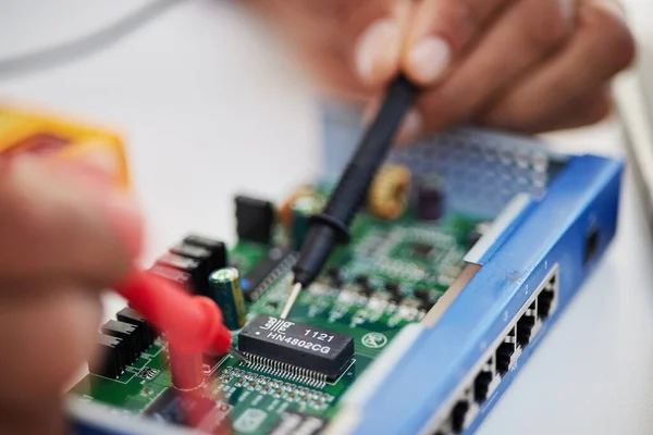 Placa Mãe Mãos Tecnologia Com Microchip Engenharia Reparação Close Hardware — Fotografia de Stock