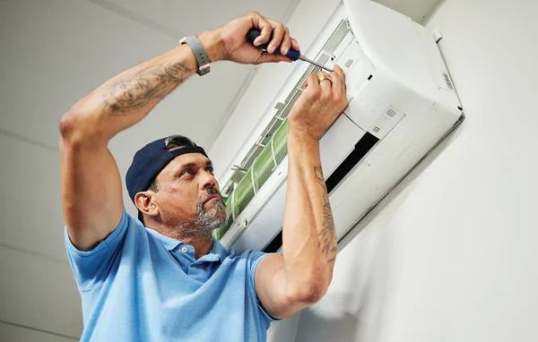 Manutenção Reparação Condicionado Com Homem Chave Fenda Para Eletricista Ventilação — Fotografia de Stock