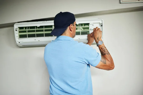Máquina Reparo Condicionado Com Homem Chave Fenda Para Manutenção Ventilação — Fotografia de Stock