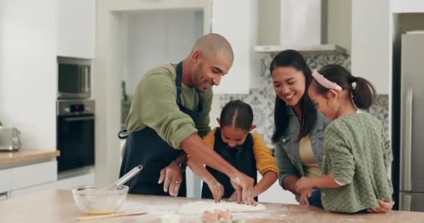 厨房和烘焙面团与孩子和父母关心在家里学习 做饭时 妈妈和孩子们在家里一起吃饭 在教学和发展中得到支持和爱的感觉快乐 — 图库视频影像