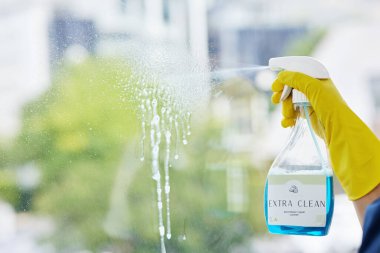 Eller, temizlik spreyi ve cam temizleme şişesi bakteri, toz ve mikrop temizliği için. Toprak, cam yüzey ve konukseverlik hizmetleri için kimyasal sıvı ürünle yakın çekim, temizlik ve temizlik..