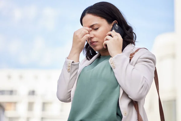 Huvudvärk Telefonsamtal Och Stress Affärskvinna Staden Med Dåliga Nyheter Och — Stockfoto