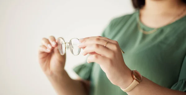 Elleri Gözlükleri Kadınlar Için Optometri Vizyonu Reçeteli Mercekli Sağlıklı Görüş — Stok fotoğraf