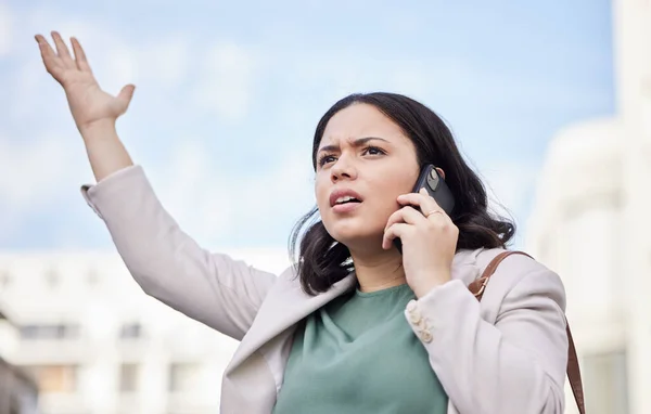 Naštvaná Telefonická Obchodní Žena Městě Špatnými Zprávami Stresem Práce Burnout — Stock fotografie