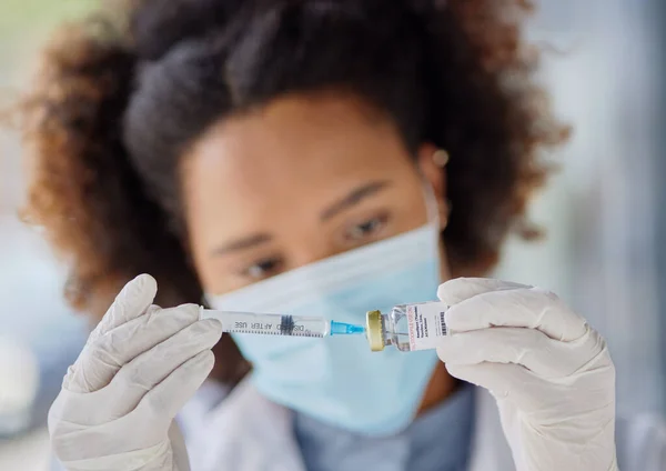 ヘルスケア ウイルス安全または処方箋のためのワクチンを持つ手 医師または黒人女性 クローズアップ アフリカの看護師または病院従業員 天然痘のためのバイアルまたは注射器 — ストック写真