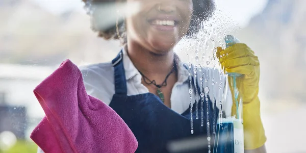 Vrouw Close Reiniging Spray Ramen Met Doek Voor Hygiëne Van — Stockfoto