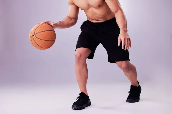 Fitness Basketbal Stuiteren Met Een Sportman Studio Een Grijze Achtergrond — Stockfoto