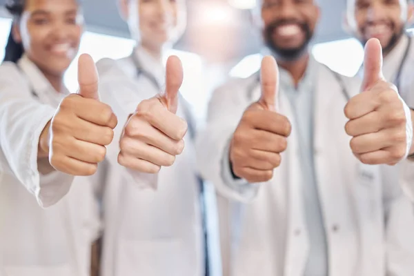 Parmaklar Yukarı Eller Hastane Doktorları Mutlu Insanlar Veya Cerrahlar Sağlık — Stok fotoğraf