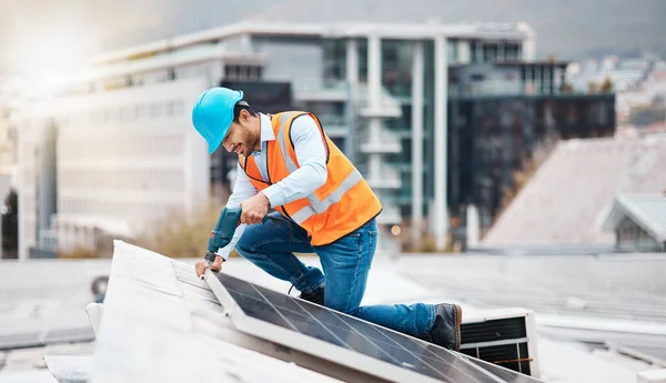 Panel Solar Taladro Ingeniería Con Hombre Azotea Para Energía Renovable — Foto de Stock