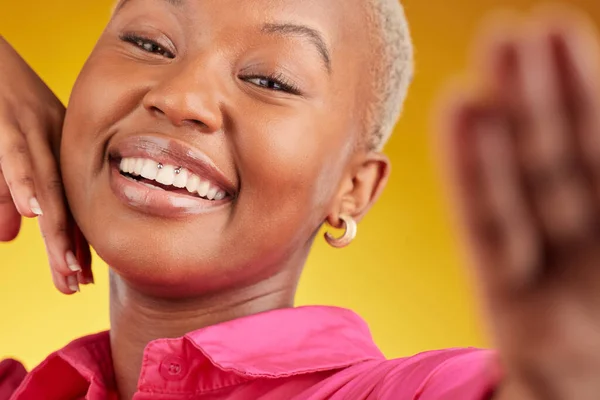 Selfie Leende Och Afrikansk Flicka Med Självförtroende Eller Upphetsad För — Stockfoto