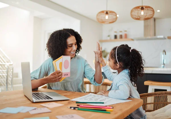 High Five Huiswerk Succes Moeder Met Gelukkig Kind Viering Van — Stockfoto