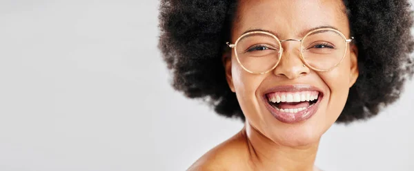 Mockup Retrato Mulher Negra Com Óculos Sorriso Optometria Fundo Estúdio — Fotografia de Stock