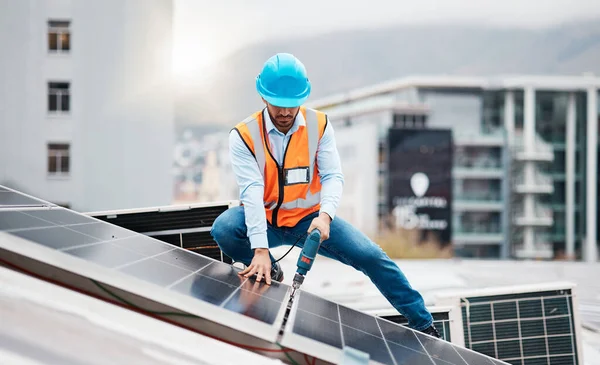 Τεχνικός Άνθρωπος Τρυπάνι Και Ηλιακό Πάνελ Στην Οροφή Εγκατάσταση Βιωσιμότητα — Φωτογραφία Αρχείου