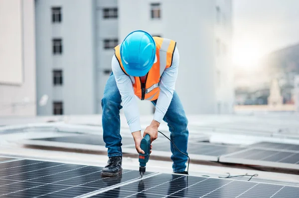 Μηχανικός Άνθρωπος Τρυπάνι Και Ηλιακό Πάνελ Στην Οροφή Βιομηχανία Βιωσιμότητα — Φωτογραφία Αρχείου