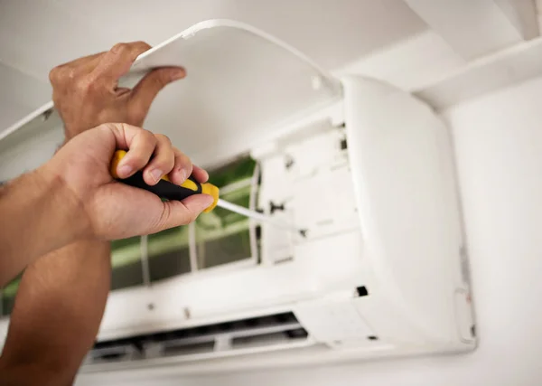Manutenção Condicionado Mãos Homem Com Chave Fenda Trabalhando Filtro Ventilação — Fotografia de Stock