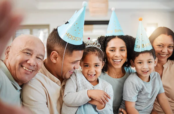 生日自拍 大家庭或快乐的孩子与祖父母在客厅的房子拍照 照片中的人脸 笑着的父母或在家里的聚会上拍照的老年人 — 图库照片