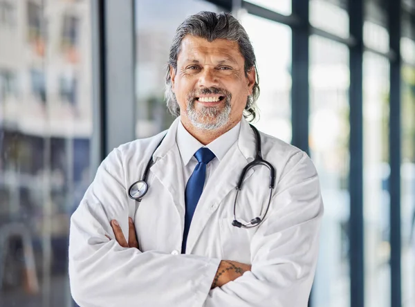 Portret Mężczyzna Lekarz Skrzyżowanymi Rękami Uśmiech Chirurg Pewnością Siebie Kariera — Zdjęcie stockowe