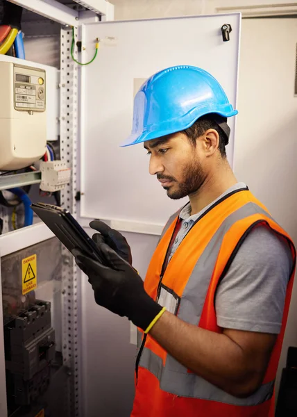 Tablet Engenharia Homem Com Caixa Eletricidade Para Reparação Manutenção Inspeção — Fotografia de Stock