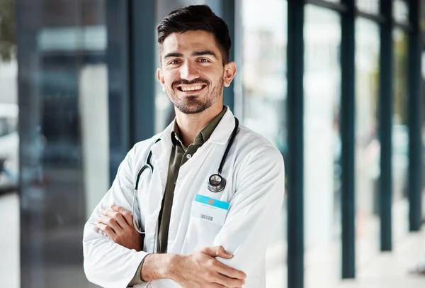 Retrato Braços Médico Cruzados Sorriso Homem Para Serviços Médicos Suporte — Fotografia de Stock
