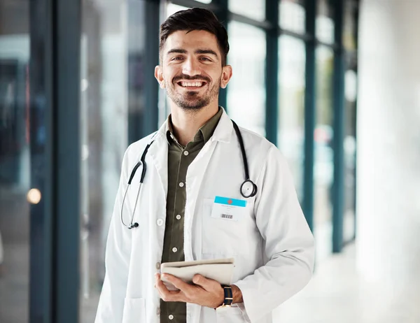 Portré Tabletta Magabiztos Orvos Boldog Ember Vagy Sebész Mosoly Kutatás — Stock Fotó