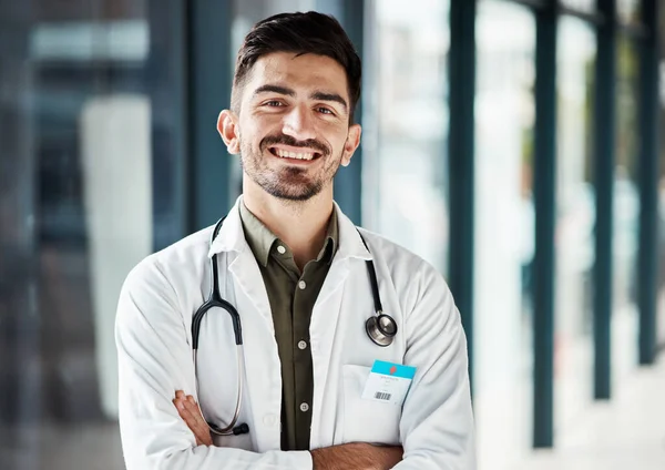 Retrato Brazos Cruzados Confiado Médico Feliz Hombre Cirujano Sonrisa Para —  Fotos de Stock