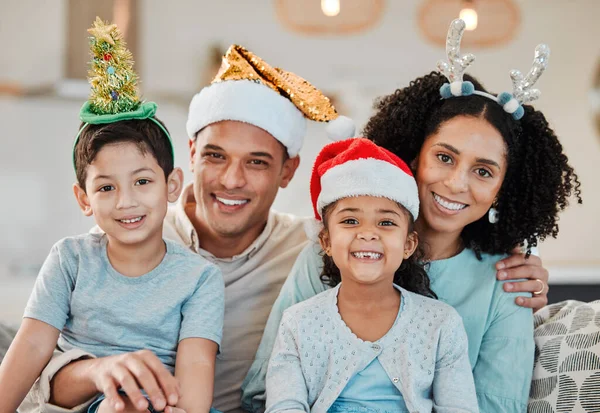Семейный Дом Родители Дети Рождественском Портрете Шляпа Улыбка Диване Празднования — стоковое фото