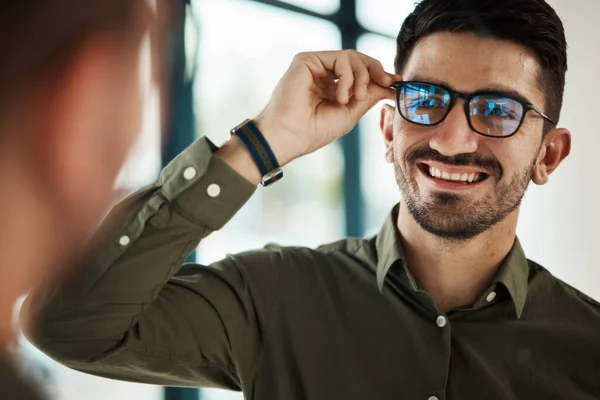 Cara Hombre Sonrisa Con Gafas Espejo Para Visión Vista Lente — Foto de Stock