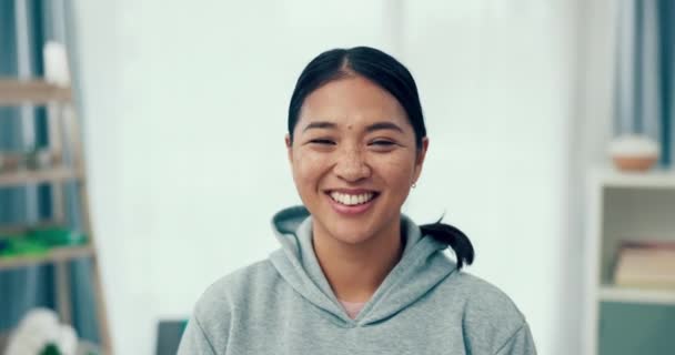 リモートワーク ビデオ通話 ウェビナーミーティングのためのホームオフィスの笑顔 プロのワークスペースで若いフリーランスの労働者や起業家の笑い キャリア 肖像画 — ストック動画
