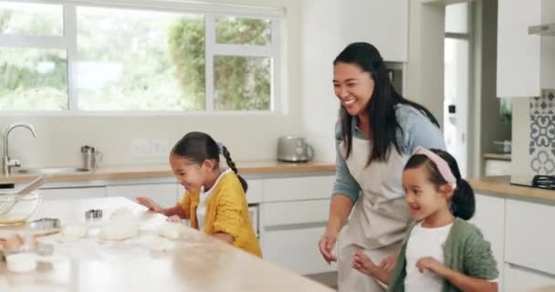 快乐和母亲与孩子们一起烘焙 在家里教和如何在厨房里结合 学习和妈妈 在一起玩耍的时候 带着女儿在家里吃饭 吃面团和做饭 — 图库视频影像