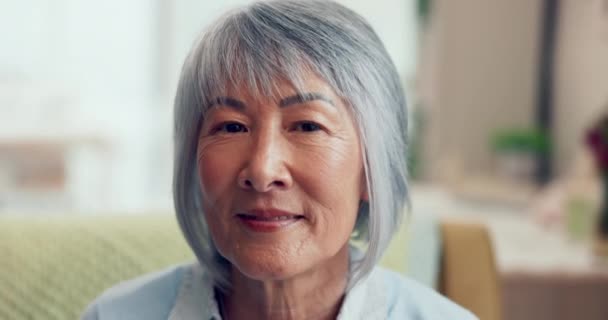 Viso Pensione Felice Con Una Donna Asiatica Anziana Nel Soggiorno — Video Stock