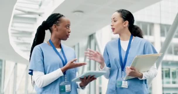 医疗保健和医生与平板电脑 妇女或数字规划与诊断 结果或建议 有远程保健 讨论或帮助的医院的医疗专业人员 工作人员或同事 — 图库视频影像