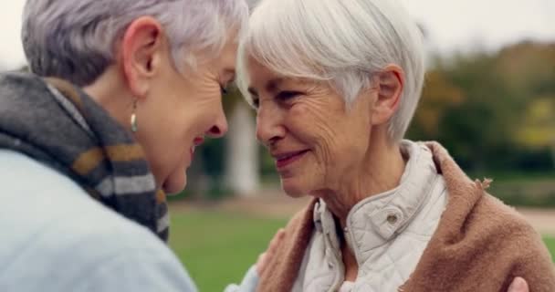 关系和老年女性在户外约会时对爱情和感情的热爱 承诺和退休后在绿色花园或公园度过亲密时光的老年女性伴侣 — 图库视频影像