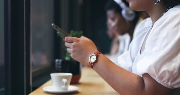 Kawiarnia Telefon Kobieta Wpisując Mediach Społecznościowych Sieci Lub Komunikacji Marketingowej — Wideo stockowe