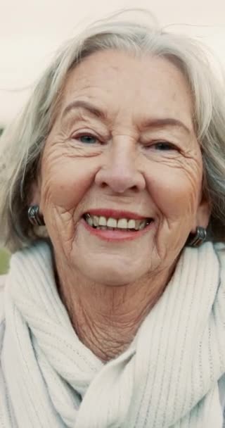 站在公园里笑着看喜剧 搞笑或喜剧笑话的老年妇女的快乐 微笑和脸 庭园中心境积极的安详老年女性的天性 幸福与画像 — 图库视频影像